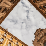 Silueta celestial: Monasterio de Montserrat bajo el cielo en su hermoso patio.