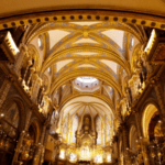 Resplandor espiritual: El impresionante interior del Monasterio de Montserrat.