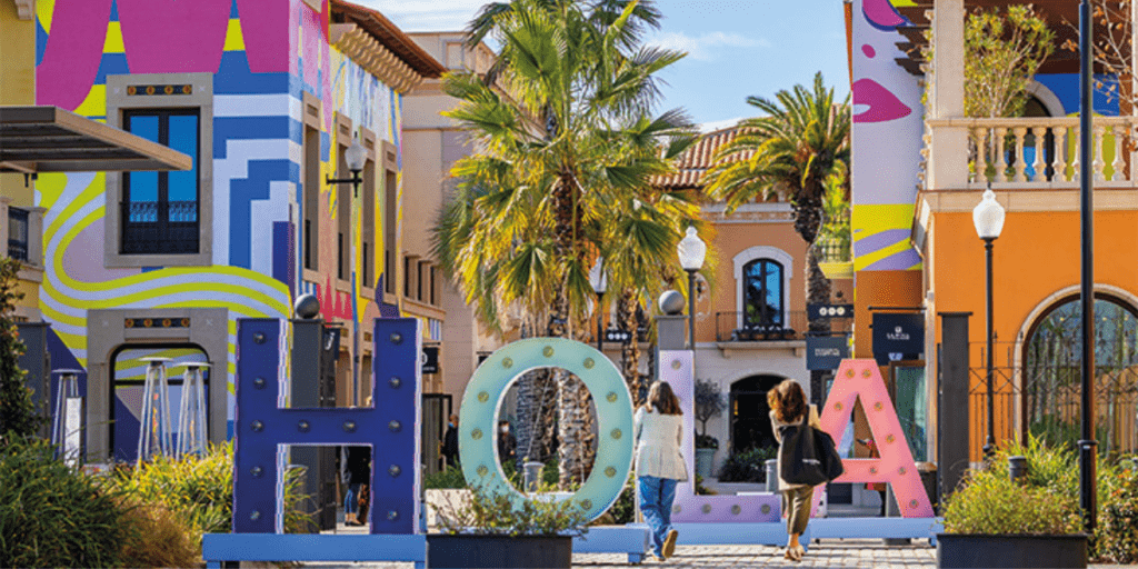La Roca Village shopping express entrada