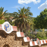 Vista detallada de una de las esculturas de mosaico en el Parque Güell.