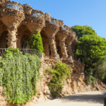 Detalle de una columna decorada con mosaicos en el Parque Güell