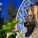 Coloridos mosaicos de cerámica en el banco serpenteante del Parque Güell