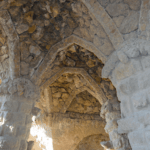 Columnas de piedra sosteniendo un camino elevado en el Parque Güell