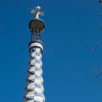 Detalle arquitectónico de las columnas del Parque Güell