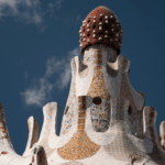 Detalle arquitectónico de las columnas del Parque Güell