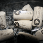 Fotografía detallada de corcho de botella de vino con el logotipo de Cellers Blanch grabado en él