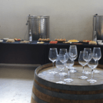 Vista de una sala de cata de vinos, con copas preparadas para la degustación final