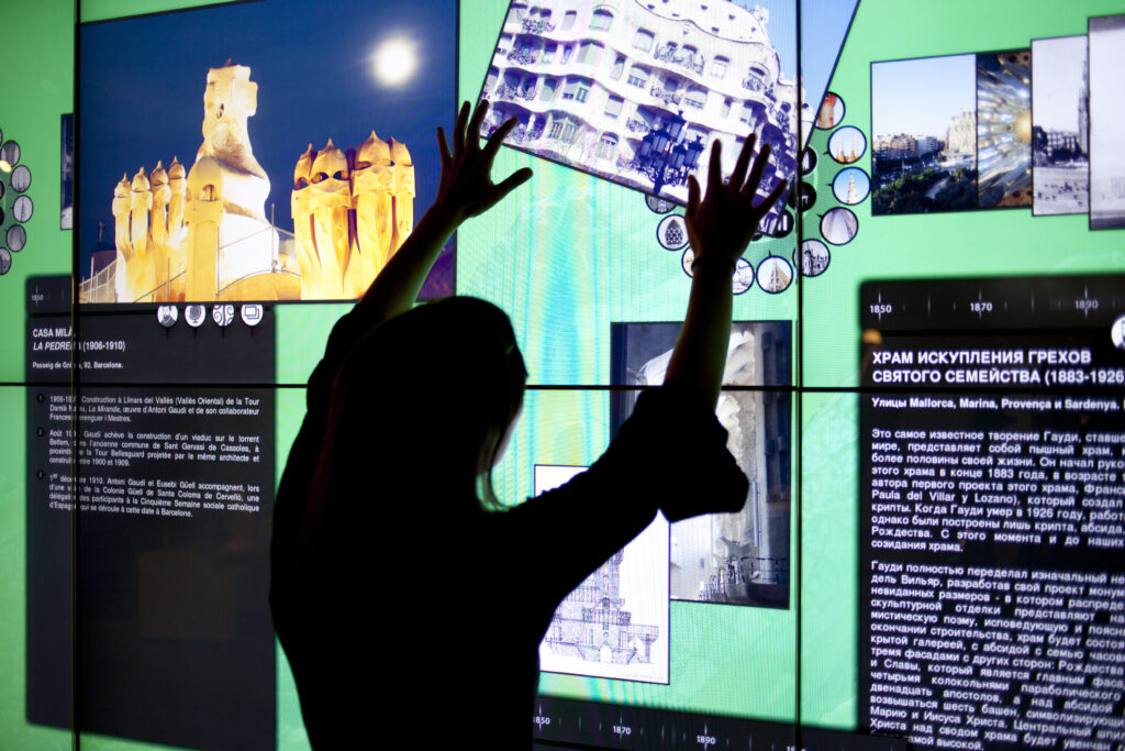 4d inmersive gaudí experience-Screens