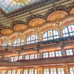 Cúpula adornada del Palau de la Música bajo el cielo azul