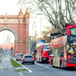 El autobús turístico pasando junto al Arco de Triunfo de Barcelona