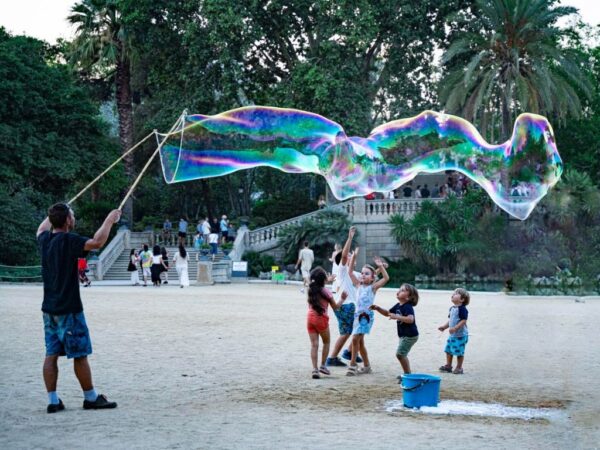 A man who frequents Ciutadella Park creates bubbles through a system of rope, water, and soap for the enjoyment of children. Learn how to describe the purpose of the image (opens in a new tab). Leave it empty if the image is purely decorative.