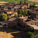 Photo taken from a hot air balloon showing the altitude at which it is flying over a small rural village in the Empordà area. Learn how to describe the purpose of the image (opens in a new tab). Leave it empty if the image is purely decorative.