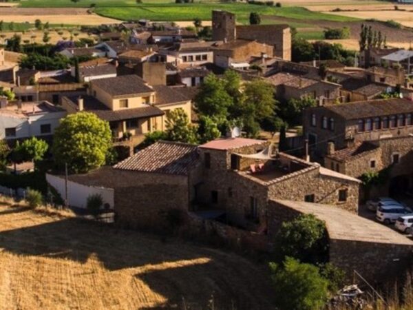 Photo taken from a hot air balloon showing the altitude at which it is flying over a small rural village in the Empordà area. Learn how to describe the purpose of the image (opens in a new tab). Leave it empty if the image is purely decorative.