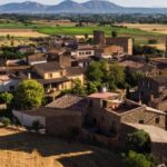 Panoramic views of the town of Colomer, where the hot air balloon takes off.