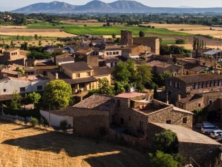Panoramic views of the town of Colomer, where the hot air balloon takes off.