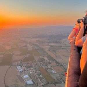 A group flies over the landscapes of Empordà. In the image, we see a man photographing the landscape.