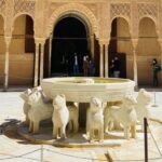 Escultura que situa una fuente en medio de uno de los patios amurallados de la alhambra.